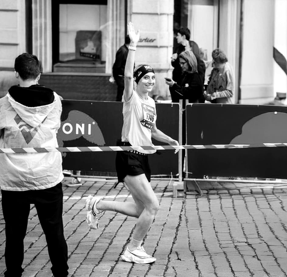 Lucie Krulichová running the 2025 Prague Marathon, finishing in 3:30:31.